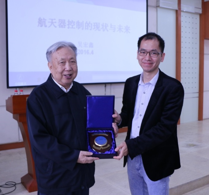 尤延铖常务副院长为吴宏鑫院士授牌.jpg 尤延铖常务副院长为吴宏鑫院士授牌.jpg
